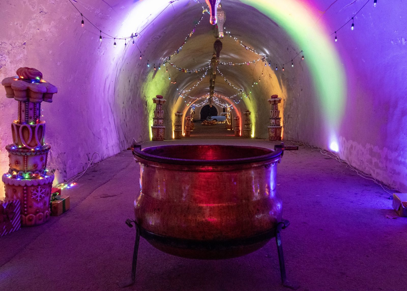 Chaudron géant sous les voûtes illuminées