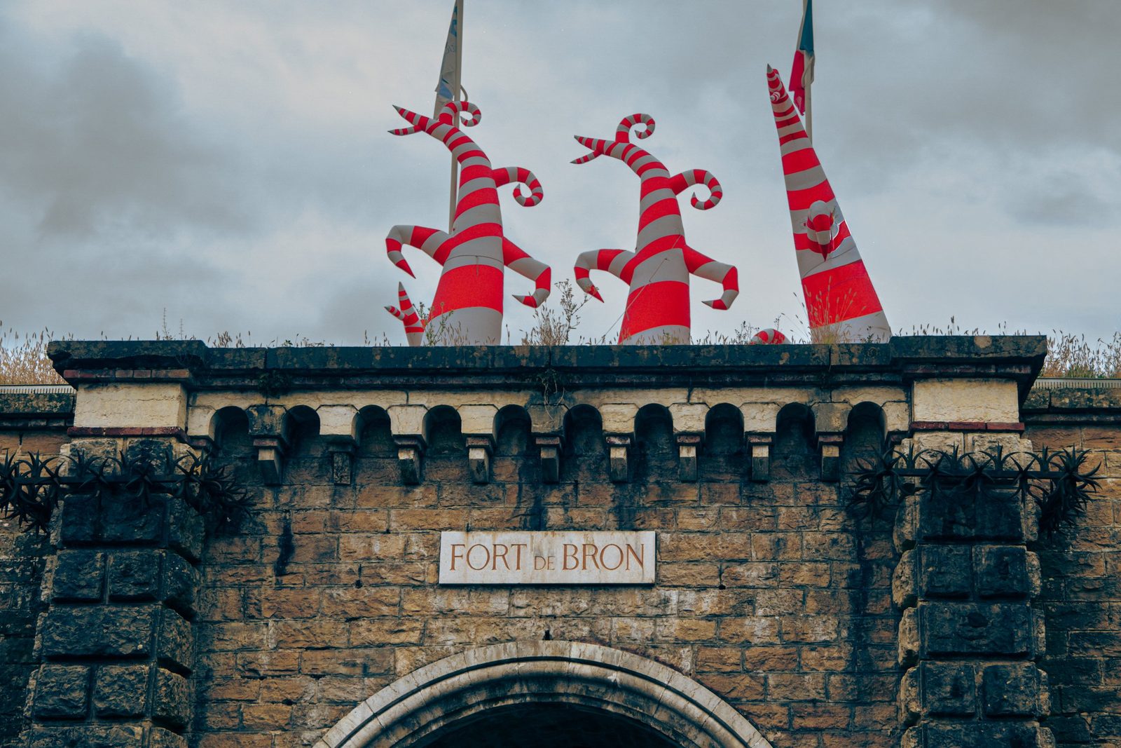 Porte monumentale du fort scénographiée